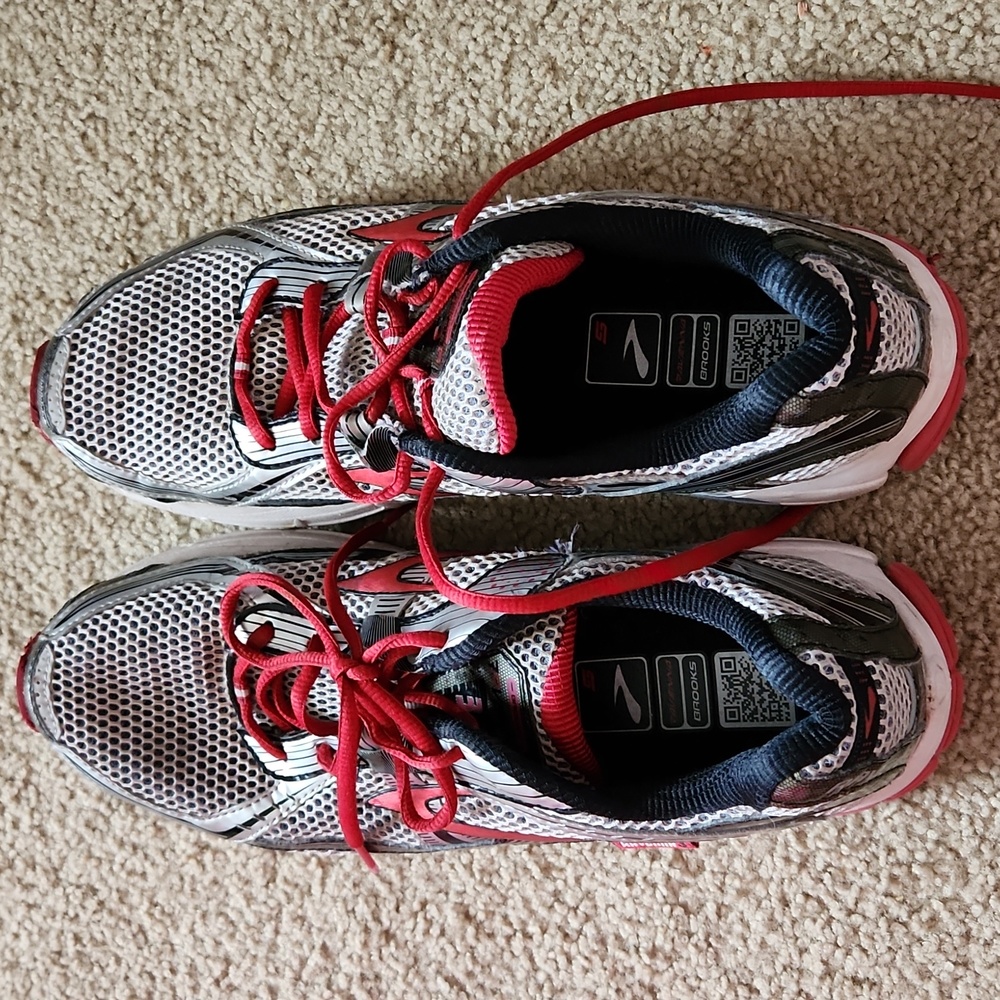 Brooks tennis shoes size 10.5